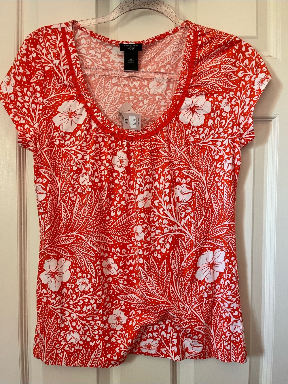 ann taylor women’s petite red and white floral scoop neck tee NWT